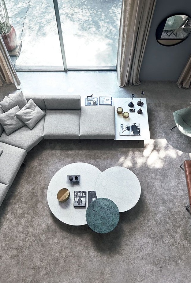 ستائر منسدلو بلون حيادي تليق بالواجهات الكبيرة للمنازل