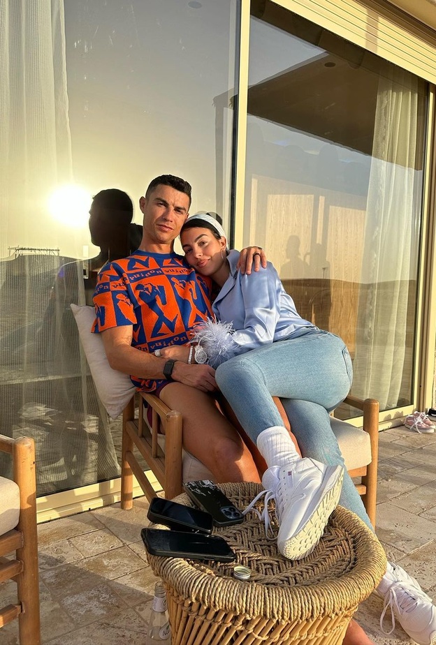 صورة رومانسية لرونالدو وجورجينا في الرياض