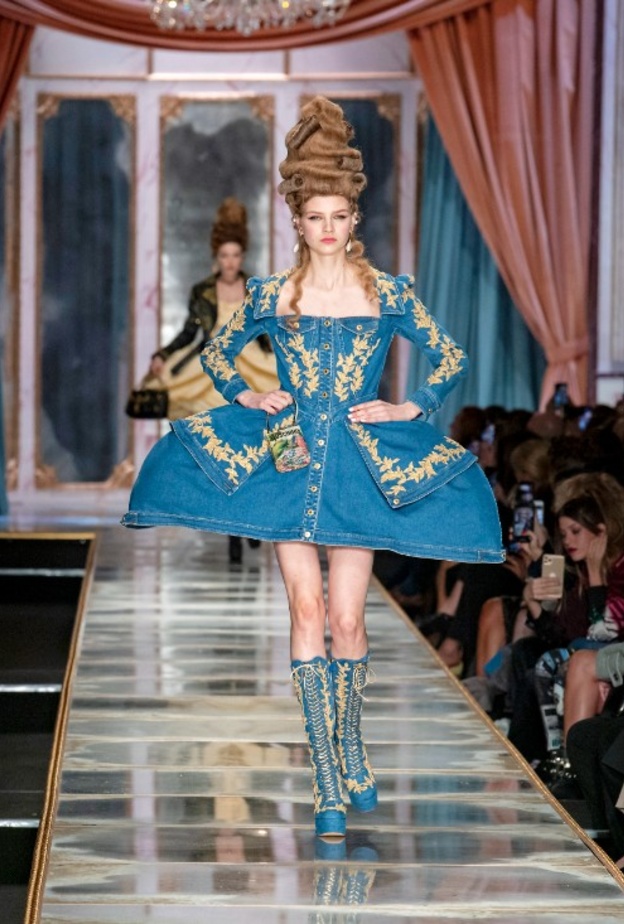 Moschino تقترب من تعيين مدير إبداعي جديد... هذا ما كشف الرئيس التنفيذي للعلامة