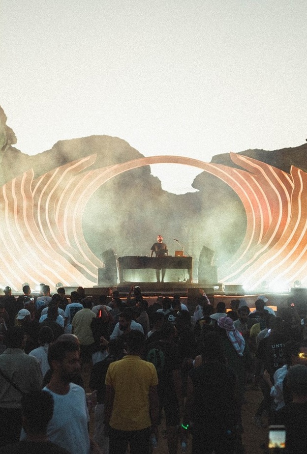 أزمث العلا ينطلق متألقاً مع أجمل العروض الموسيقية والثقافية واحتفالات اليوم الوطني السعودي