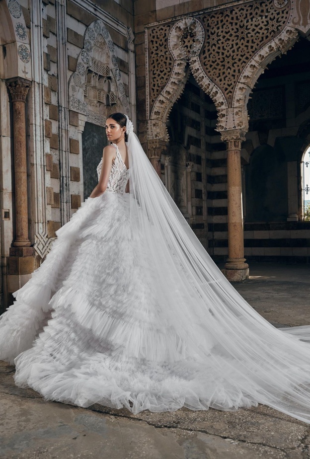 عبد محفوظ يعيد تشكيل صناعة فساتين الزفاف في نهضة جديدة وهذا ما رواه لنا عن مجموعة "زهور العروس"