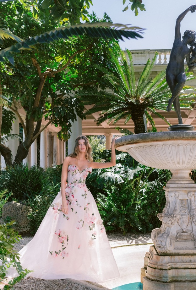 فساتين زفاف باللون الزهري@moniquelhuillier