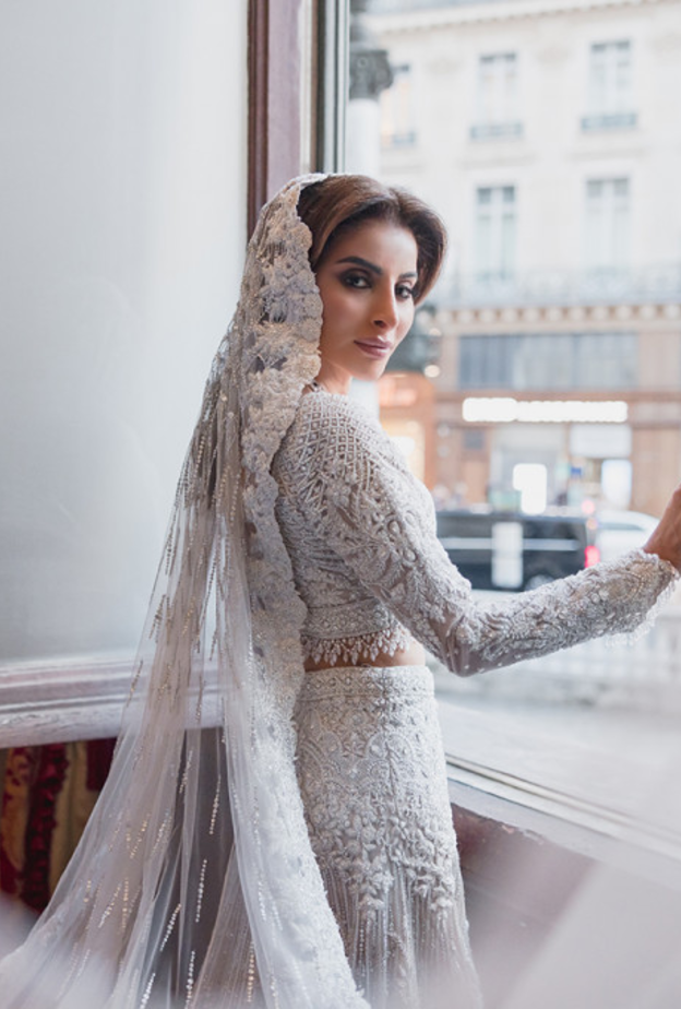 فستان زفاف روزمين مادهافجي من تصميم Faraz Manan