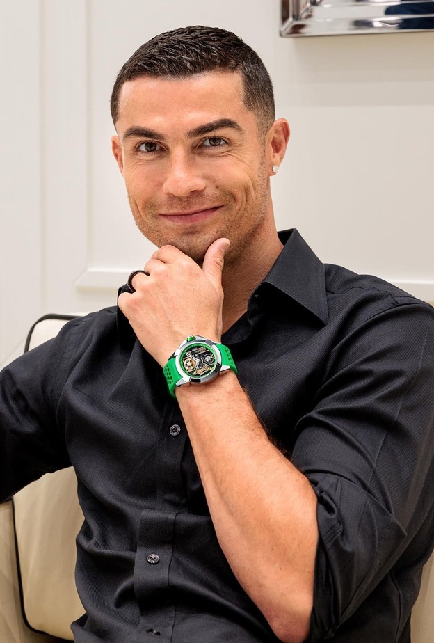 من Julia Roberts إلى Cristiano Ronaldo.. كيف أصبحت ساعة اليد القطعة الأغلى في إطلالات المشاهير؟