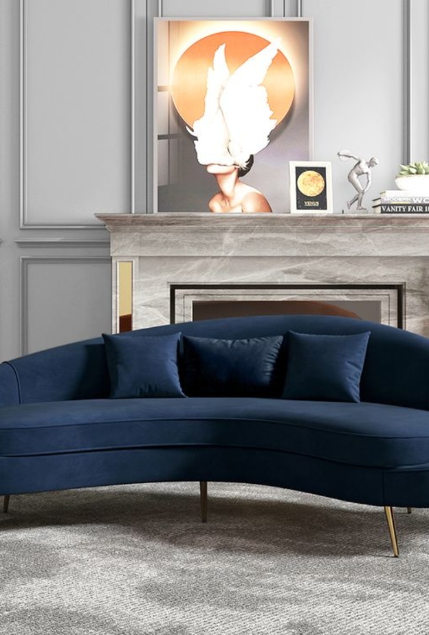 كنب منحني بلون كحلي وقماش مخملي ناعم ودافئ