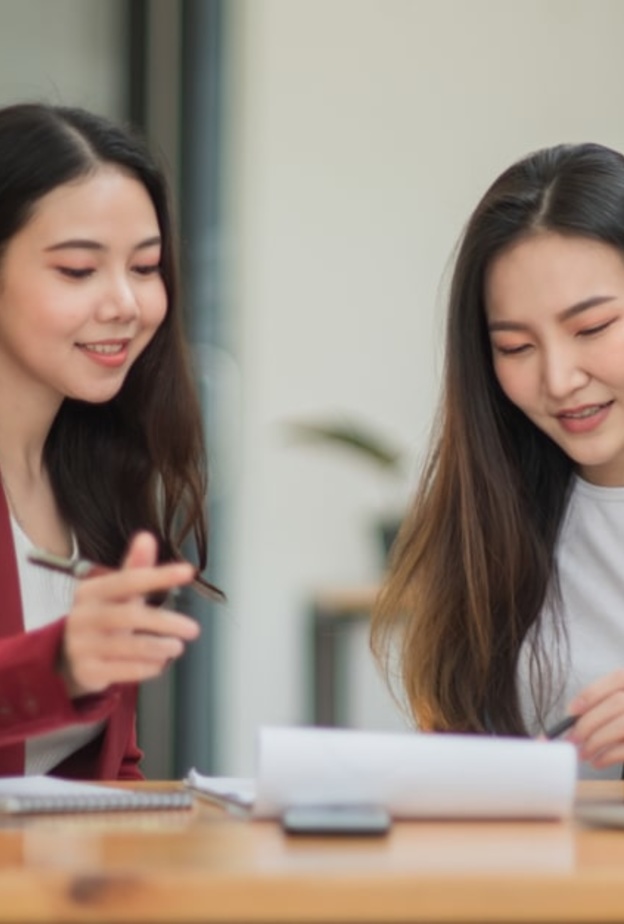 كيف تنتقلين من الانطوائية إلى المشاركة بفاعلية واستراتيجيات التعامل مع الآخرين