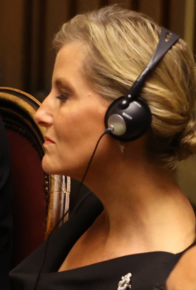 لماذا ارتدت صوفي دوقة إدنبره سماعات رأس خلال جنازة الرئيس الإيطالي السابق