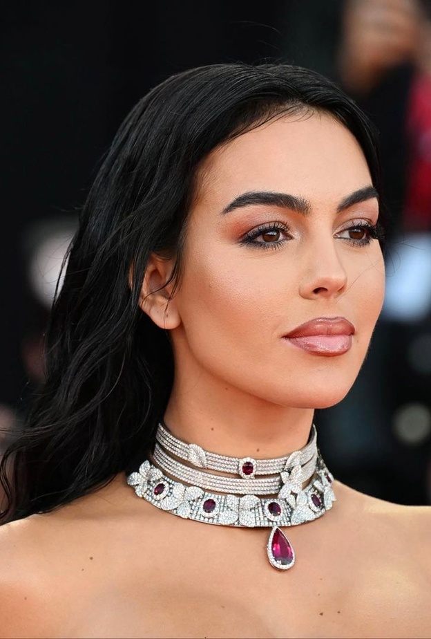 ما هي قطعة المجوهرات التي سرقت بها جورجينا رودريغز Georgina Rodriguez الأضواء في مهرجان فينيسيا 2023؟