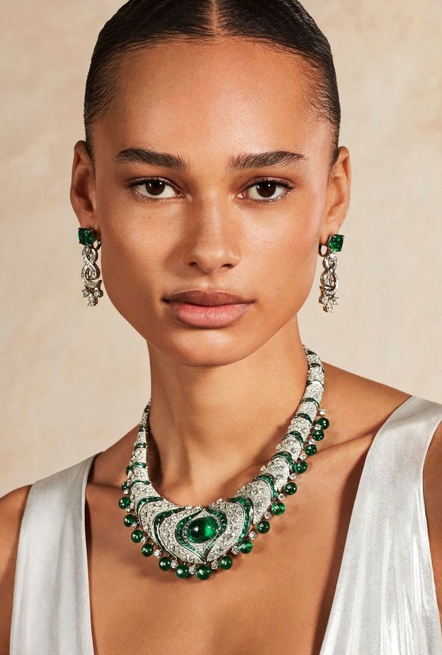 ماذا يحدث حين نختار مجوهرات مرصّعة بحجر الزمرد؟