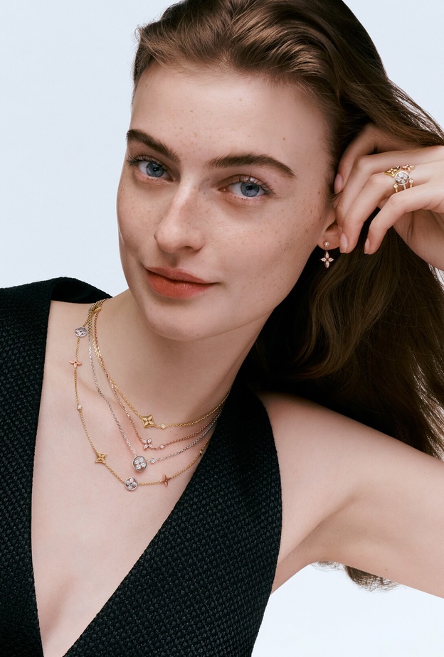 مجموعة مجوهرات BLOSSOM من لويس فويتون  ماريا شربل   تكشف إبداعات لويس فويتون Blossom عن نفسها من خلال خطوط نقية تتخللها رموز لويس فويتون، حيث تعكس الأنوثة المعاصرة، كما أن هذه الإبداعات الأنيقة متعددة الاستخدامات يمكن ارتداؤها بمفردها أو معًا. ومرادفًا للأناقة المفعمة بالذكريات، تعيد أحدث الإبداعات تفسير رموز الدار في أشكال متنوعة مبهجة، كما يعزز الماس زهرة مونوغرام، ويعيد رسم صورتها الظلية الخالدة مثل رسم بخطوط نقية. وتتميز الإبداعات الجديدة المصنوعة من الذهب بنعومتها الرسومية، حيث تتكشف زهرة مونوغرام مكبر