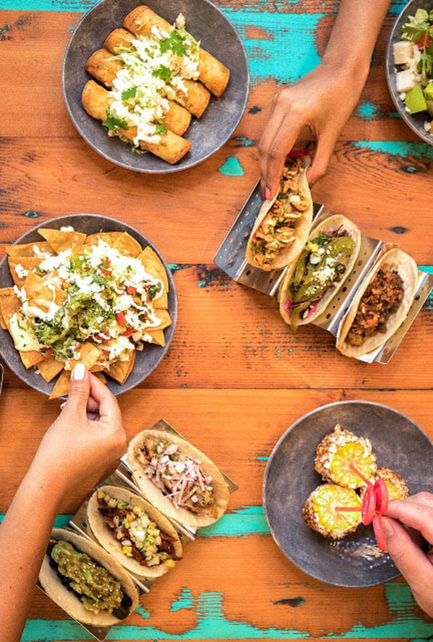 استمتعي بإطلالات مذهلة في أفضل المطاعم على شاطئ ويست بالم بيتش في نخلة الجميرا