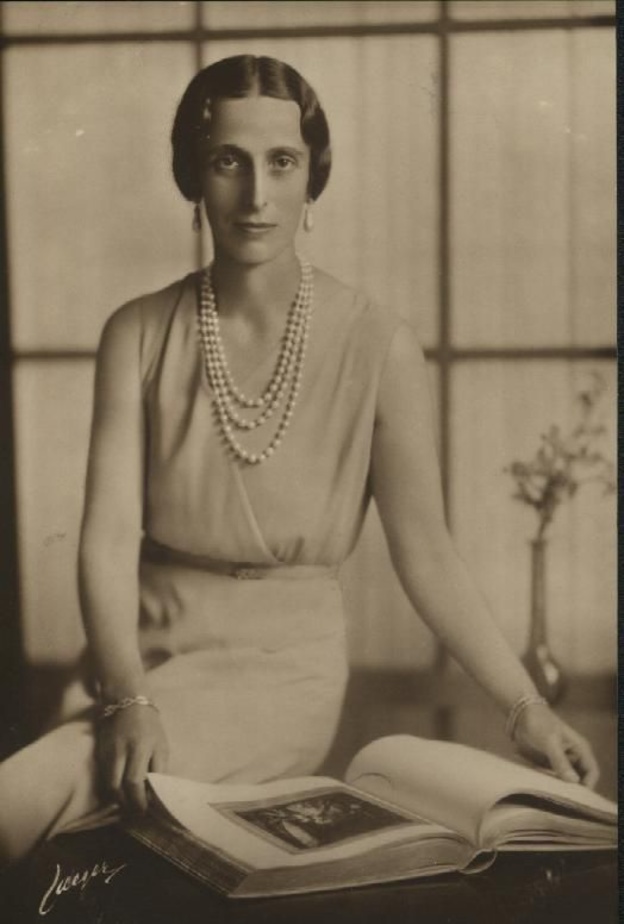 من هي الأميرة التي فقدت ألقابها الملكية وأصبحت ملكة في النهاية؟