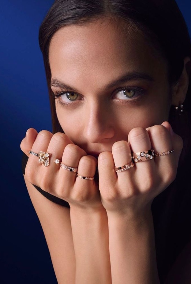 موديلات خواتم مزينة بالأحجار الكريمة بقصّة الإجاصة