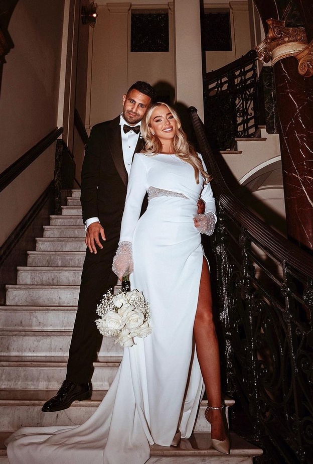 نجم الأهلي السعودي رياض محرز يحتفل بزفافه للمرة الثانية