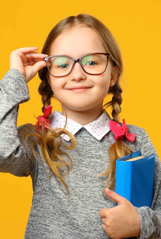 يجب زيارة المدرسة قبل بدء الدراسة وتعريف الطفل بكل ركن فيها بما في ذلك غرف التدريس والمسرح أماكن اللعب