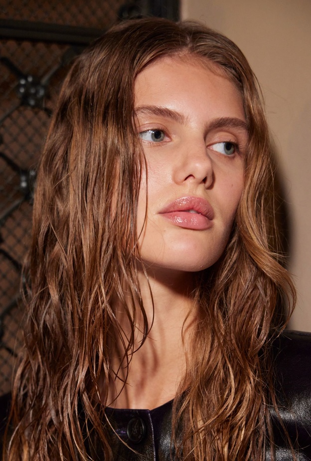 تسريحات الشعر المبللة والطويلة من دار The Attico