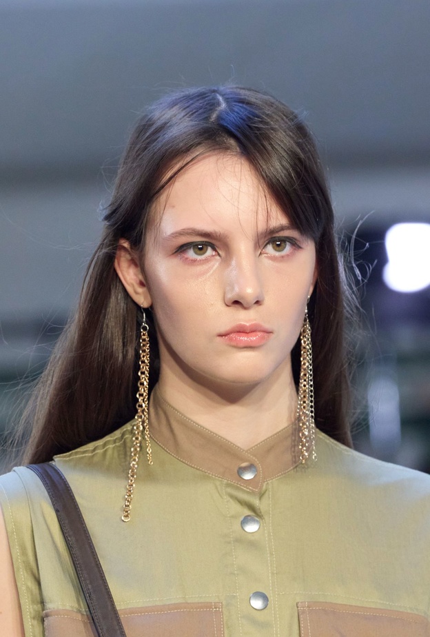 أحمر شفاه مشمشي لماع من دار Victoria&Tomas