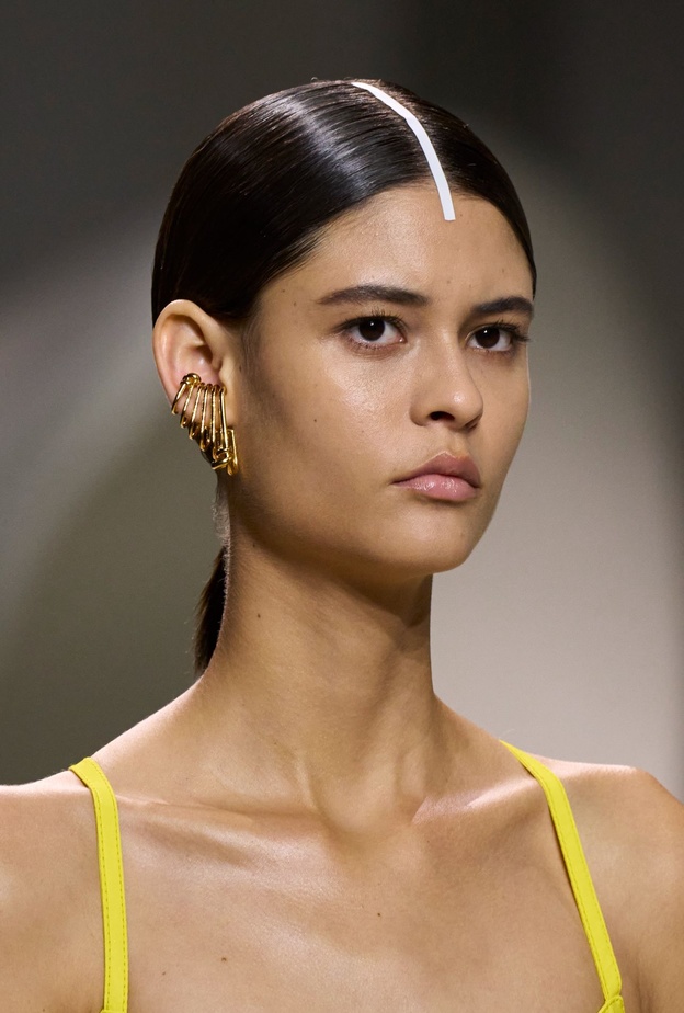 إطلالات جمالية استثنائية تغني اليوم الأول من عروض الموضة في ميلانو.. إليك التفاصيل