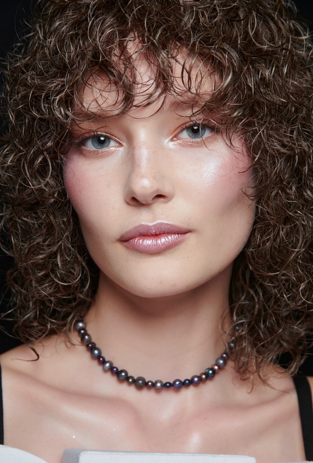  ألوان أحمر الخدود البنفسجي مع التموجات اللماعة من دار Viktor & Rolf