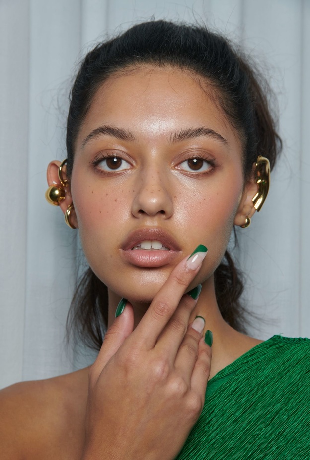 من الألوان النيود الى التدرجات الجريئة.. ألوان مناكير صيف 2024 تغني عروض نيويورك