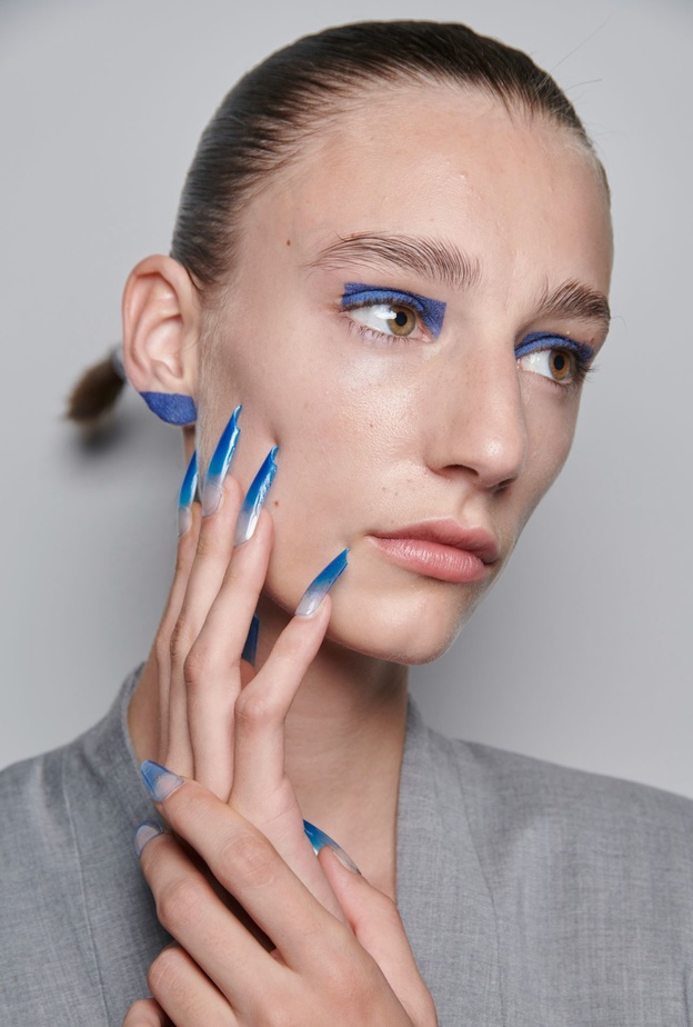 ألوان مناكير زرقاء متموجة مع  اللون الابيض من دار Chet Lo