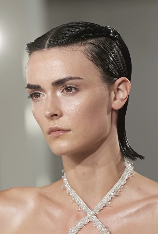 استكشاف فوائد زيت طبيعي في العناية بالبشرة..هل يستحق التجربة؟