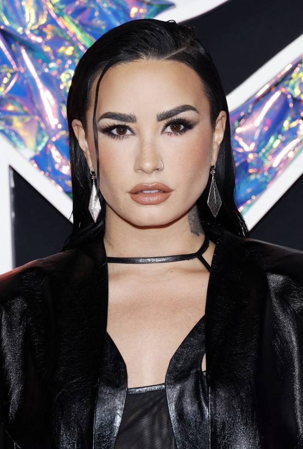 اطلالة Demi Lovato بمكياج أسود ومات