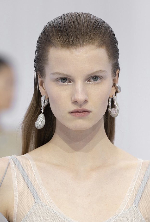 بشرة متوهجة من عروض Fendi 