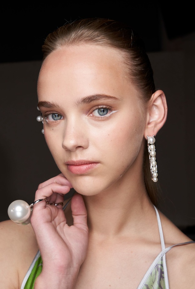 رسمات الآيلاينر البيضاء على الجفون السفلى من دار Sarawong