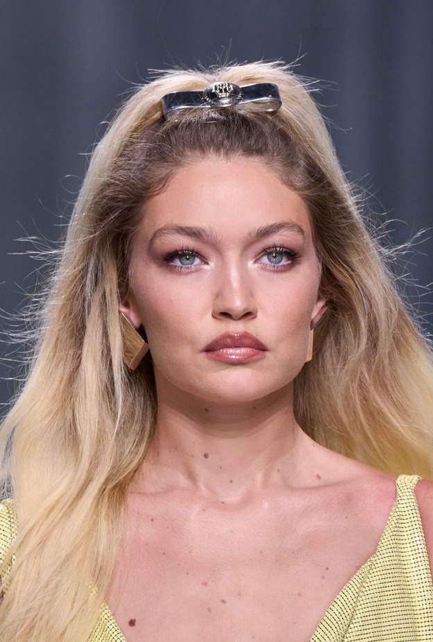 صيحات جمالية مشرقة تجعل مكياجك أكثر جاذبية.. إليك طرق تطبيقها من عروض ميلانو