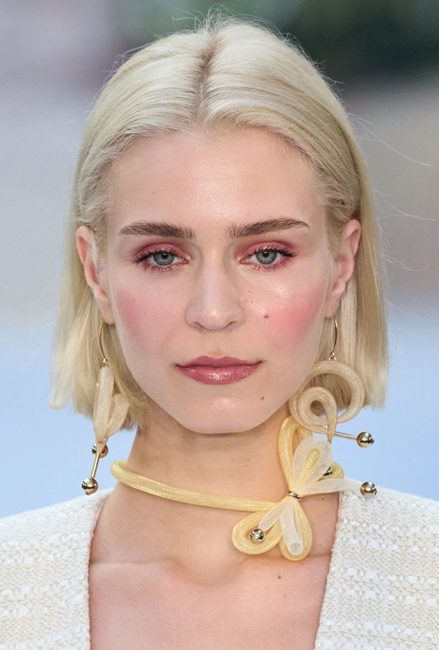 رسمات المكياج الزهري القوي والهندسي من دار Paul Costelloe