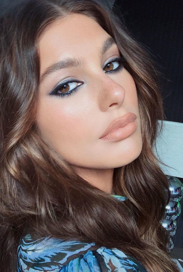 كاميلا مورون تتألق بلوك عيون محددة بالكحل على طريقة خبير التجميل Hung Vanngo