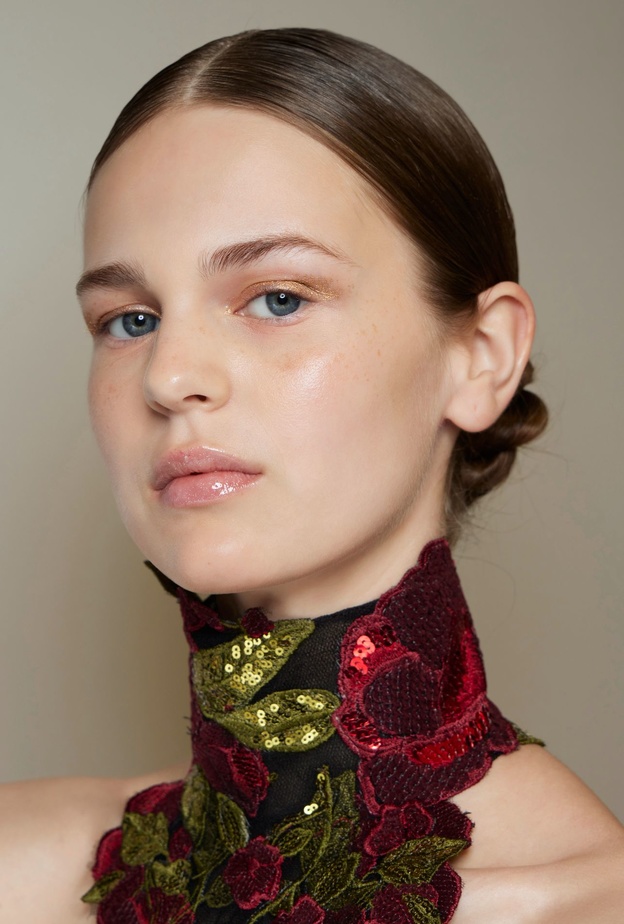 ماذا يحدث لبشرتك عندما تتوقفين عن تطبيق المكياج