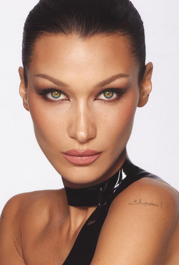 مستحضرات جديدة من تجربتنا تمنحك إطلالة مكياج أيقونية من وحي عارضات فيكتوريا سيكرت