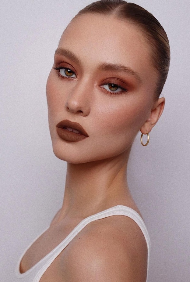 اكتشفي خطوات مكياج المونوكروم لإطلالة عصرية وحيوية تبهر الجميع.