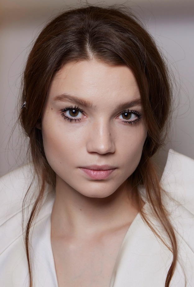 المكياج اللاتيني اتجاه جمالي يغزو التيك توك ويبرز جمالك الشرقي ..إليك الخطوات