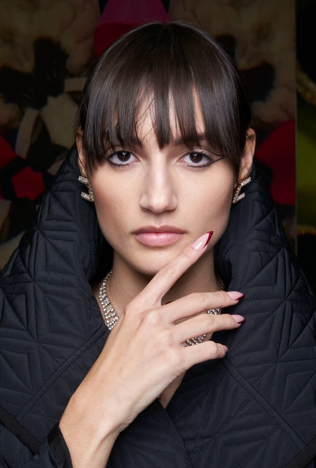 لون الأظافر الكرزي الداكن بأسلوب الفرانش من دار Elisabetta Franchi