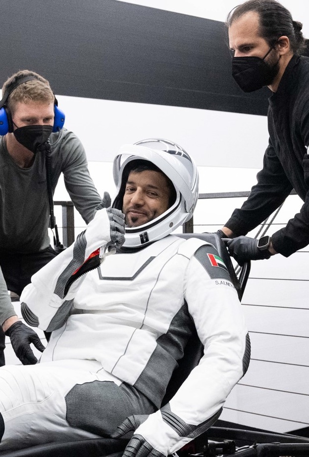 رائد الفضاء الإماراتي سلطان النيادي يعود إلى الأرض