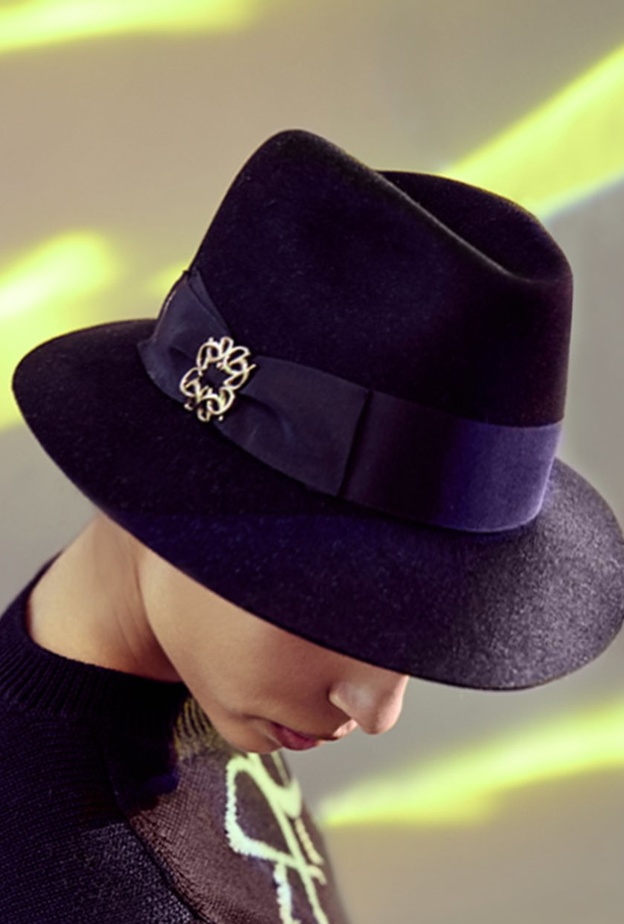 القبعة التي ستضيف لمسة ساحرة إلى تصاميمك الخريفية من توقيع Borsalino x Elie Saab