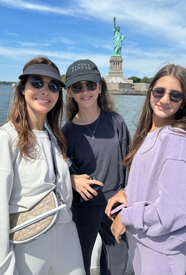 بين الكاجوال وأزياء المناسبات ..التفاصيل الناعمة تجمع إطلالات نانسي عجرم مع بناتها