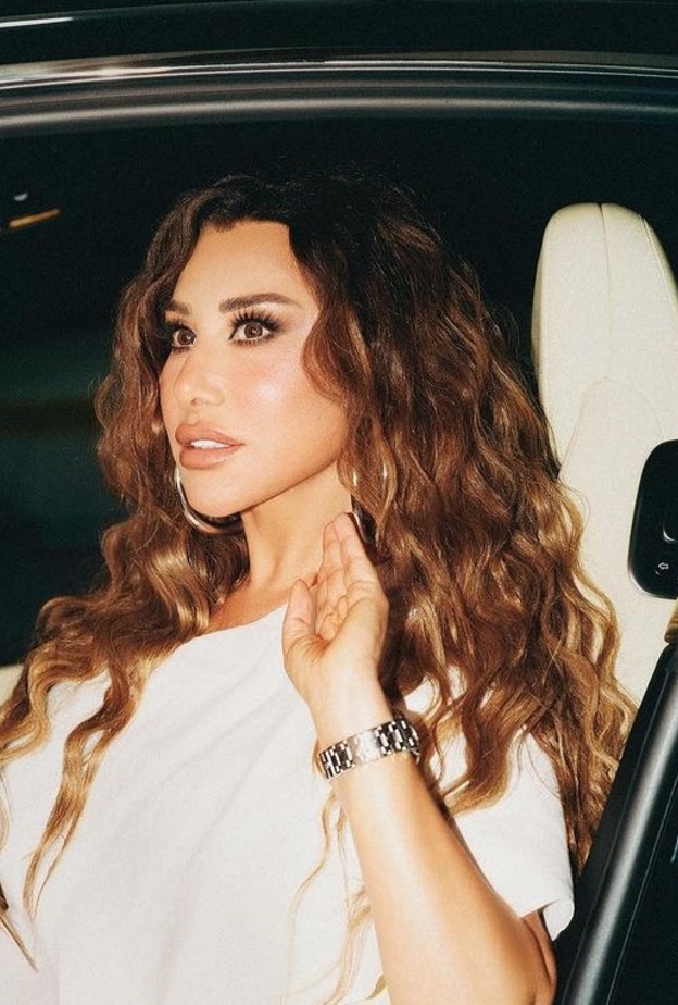 نجوى كرم بتغيير جمالي لافت في وجهها بدت فيه أكثر شبابا وهذا ما فعلته