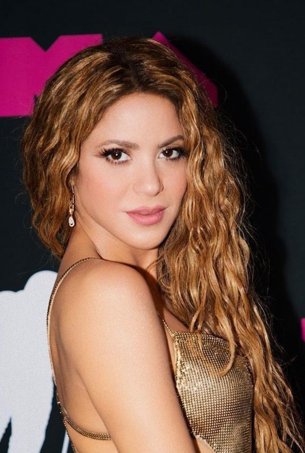 حيل جمالية للمرأة الأربعينية لإطلالة أصغر سناً 