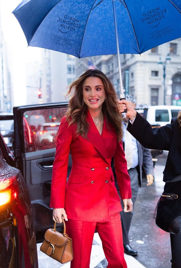 الملكة رانيا تتألق بالبدلة الكلاسيكية الحمراء بأحدث ظهور لها