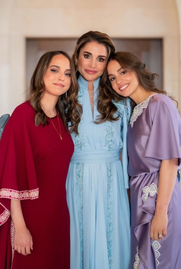 تتقاسمان الأسلوب المشابه في الأزياء مع والدتهما ..جولة على إطلالات الأميرتين إيمان وسلمى بمناسبة عيد ميلادهما