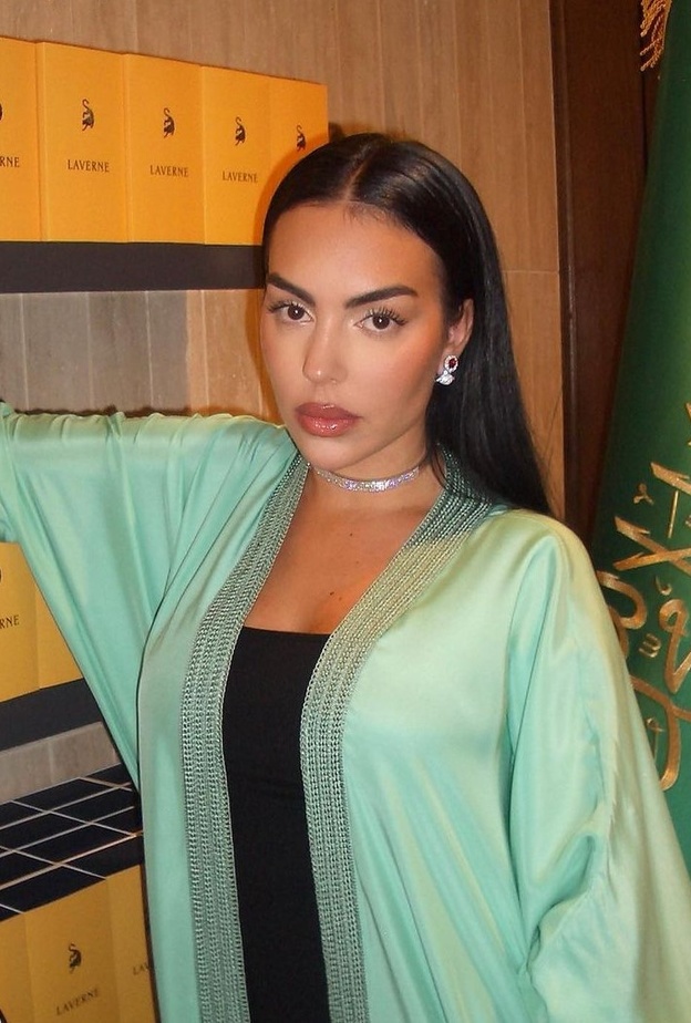 إطلالات جمالية جذابة تتوج إطلالات النجمات احتفالاً باليوم الوطني السعودي