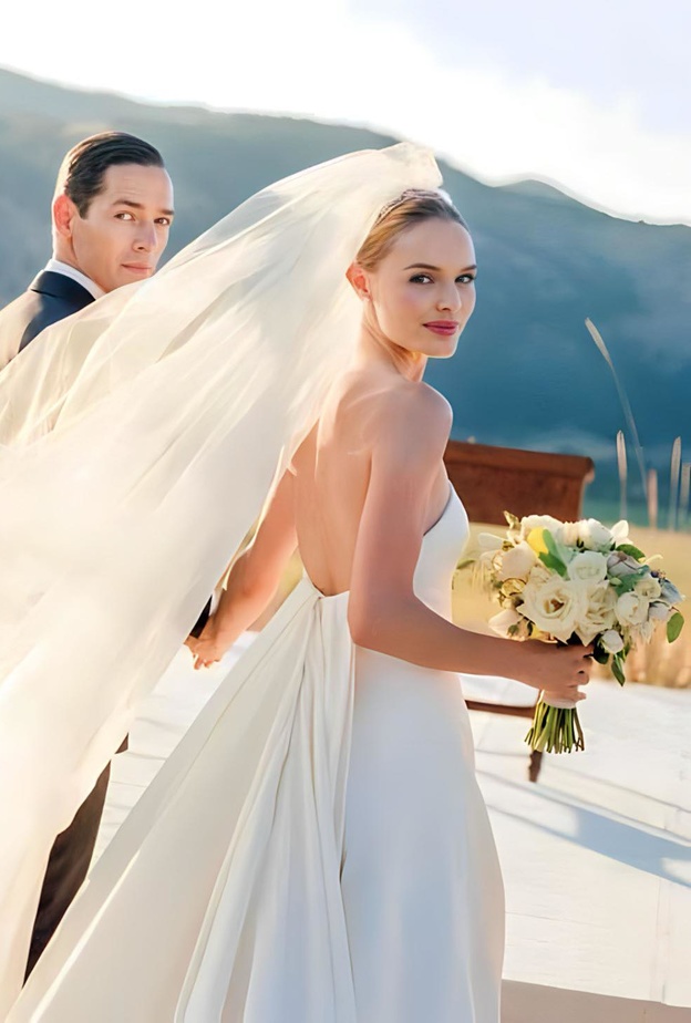 مشاهير أعدن ارتداء فساتين زفافهن في مناسبات أخرى.. تعرفي عليهن