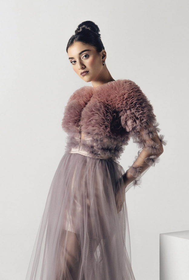 "هي" تحتفي بالوجوه الجديدة للأزياء السعودية