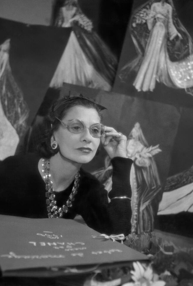 تصاميم أيقونية وثورية طبعت مسيرة الدار العريقة... معرض خاص بغابرييل شانيل في متحف Victoria and Albert Museum