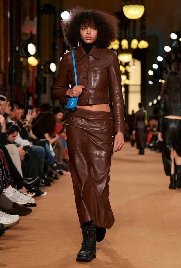 السترة القصيرة تعود بقوّة على منصات عروض الأزياء