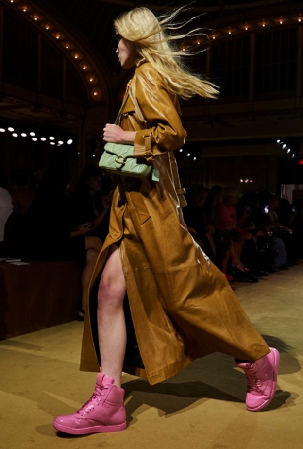 في أسبوع نيويورك للموضة.. نشهد عودة رمز كلاسيكي أخذَ أكثر من شكل